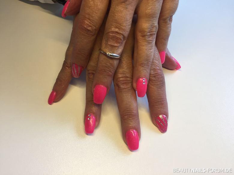 Nageldesign Ballerina
 Knalliges Pink Glitzer mit Steinchen Nageldesign Gelnägel