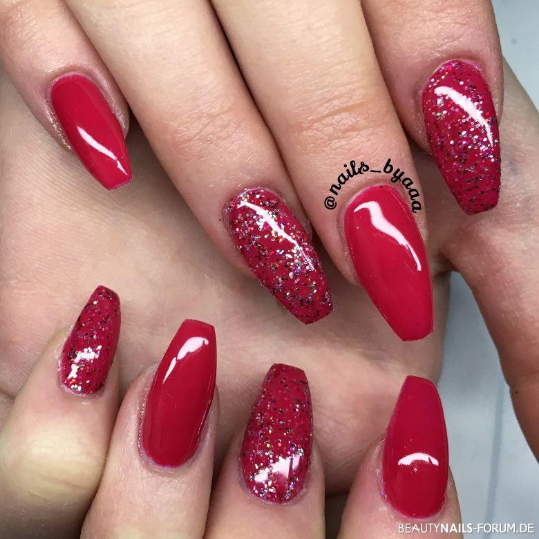 Nageldesign Ballerina Form
 Red Diva rote Nägel mit Glitzer Nageldesign