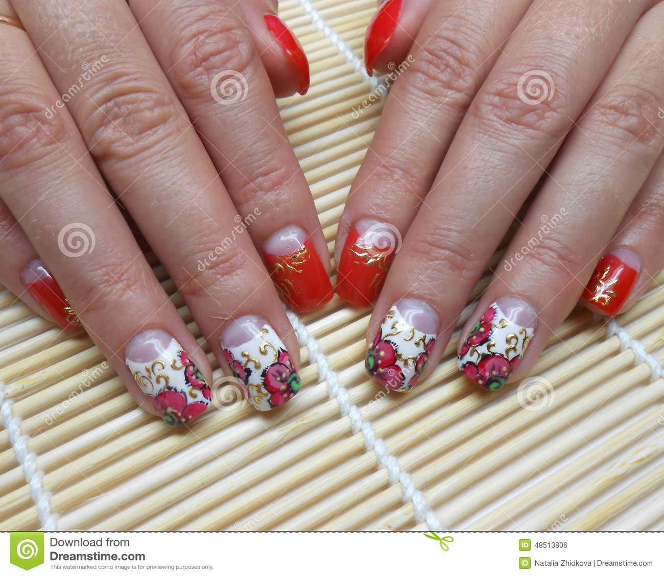 Nageldesign Blumen
 Nageldesign rote Blumen stockfoto Bild von weiß finger