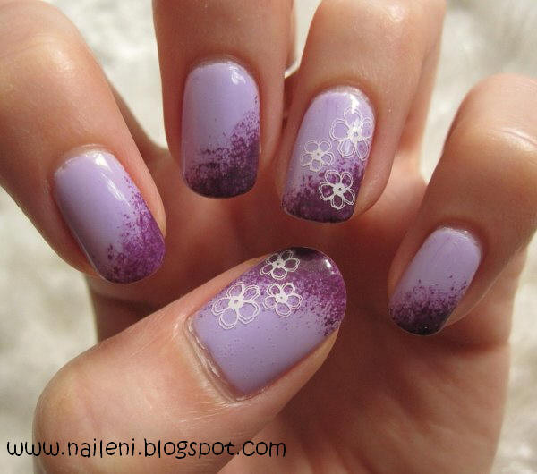 Nageldesign Blumen
 nails reloaded Nageldesign Blumen auf lila Farbverlauf