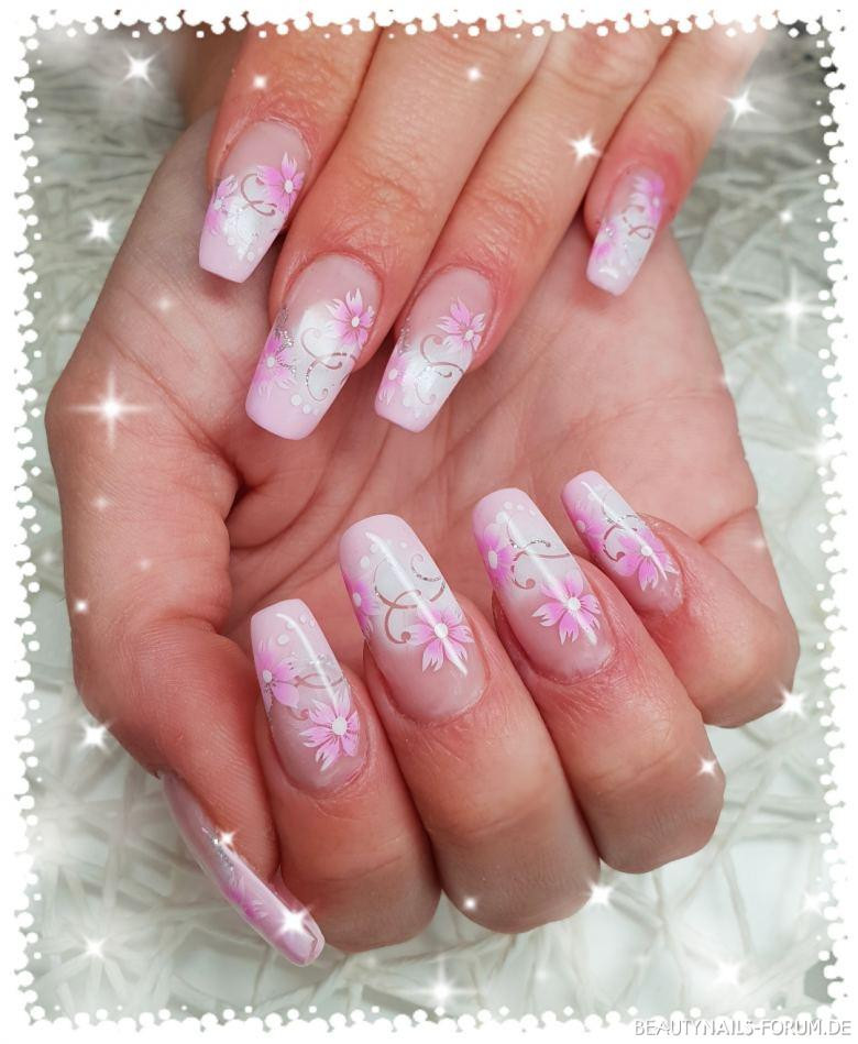 Nageldesign Blüten
 Pastell Rosa mit Airbrush Blüten Nageldesign