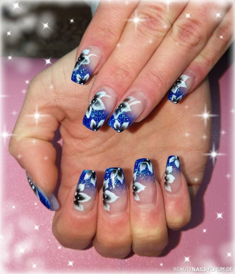 Nageldesign Blüten
 Blau Glitzer mit e Stroke Blumen Gelnägel