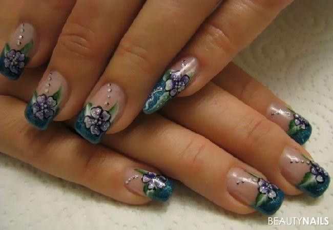 Nageldesign Blüten
 Blüten auf petrol Nageldesign