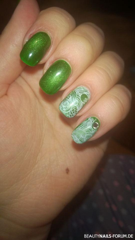 Nageldesign Cateye
 Knallig grüne Nailart mit Watertattoo und Steinchen