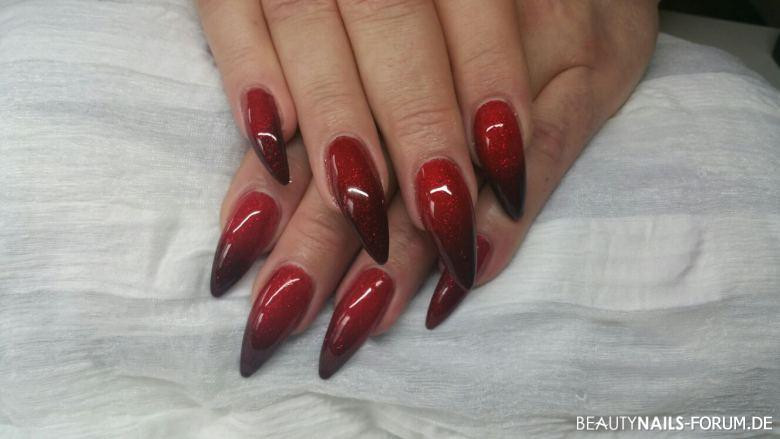 Nageldesign Dunkelrot
 Rote spitze Nägel mit Farbverlauf zu dunkelrot Gelnägel