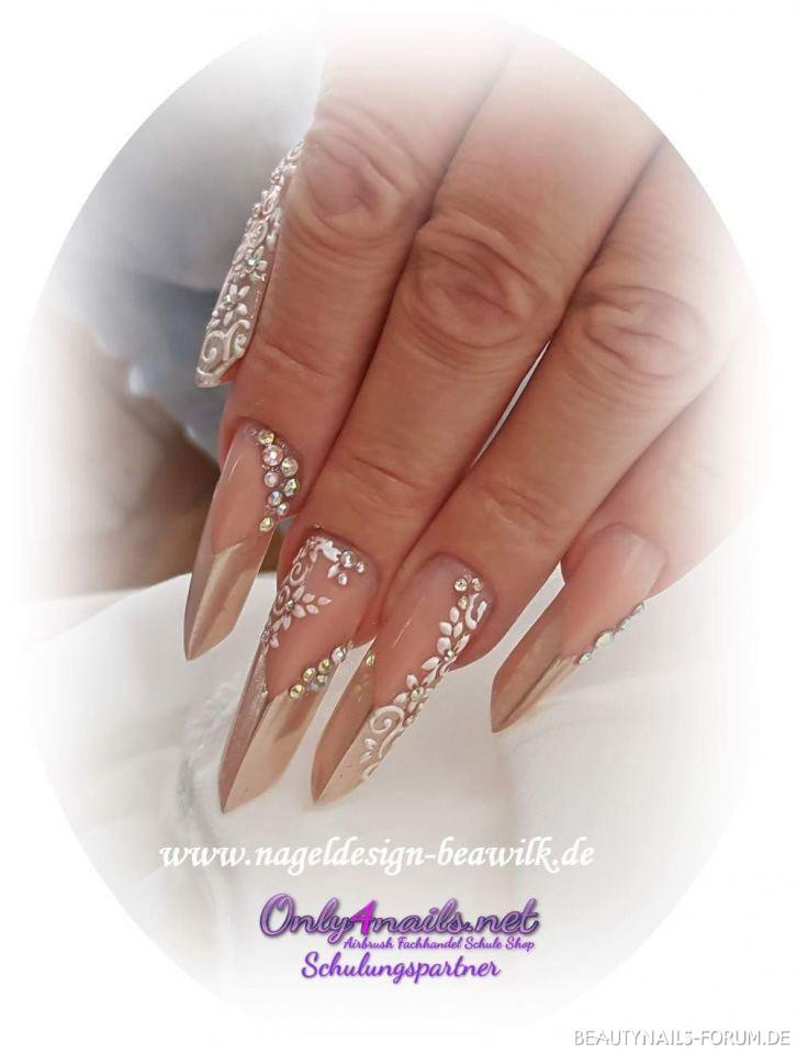 Nageldesign Forum
 Chrom Design mit 3d gel Blümchen und Strass Nageldesign