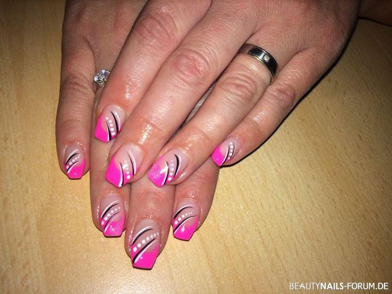 Nageldesign French Farbig
 Pink french mit Verzierung Nageldesign