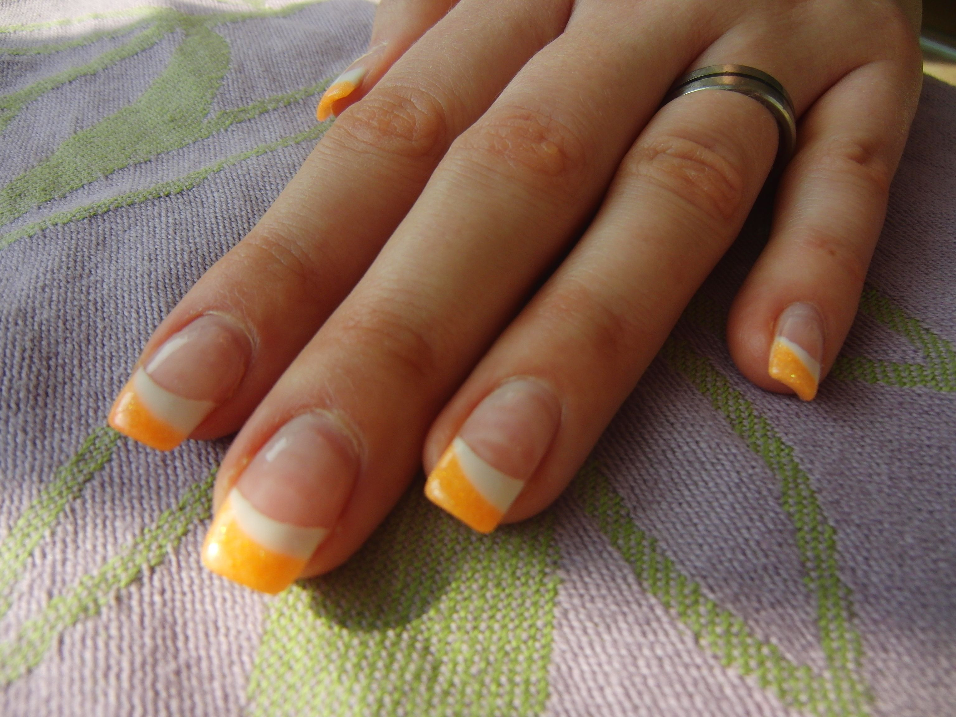 Nageldesign French Sommer
 Schönes Nageldesign French in weiß und gelb