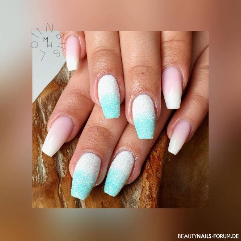 Nageldesign Glitzer Türkis
 Türkis Baby boomer Nageldesign