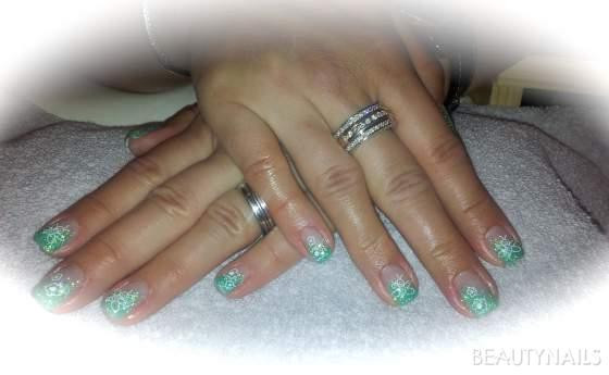 Nageldesign Glitzer Türkis
 Türkis Glitzer mit Stamping Biene Maja Nageldesign