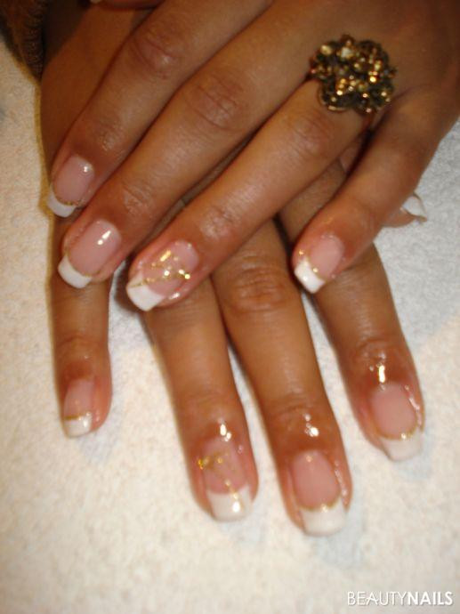 Nageldesign Gold
 Weisse Frenchnails mit Gold Glitzer Nageldesign