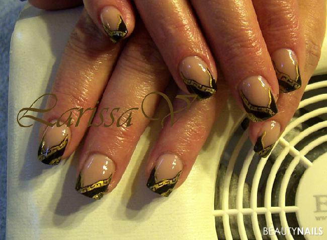 Nageldesign Gold
 schwarz gold und malerei Nageldesign