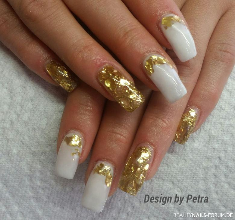 Nageldesign Gold
 Weiße Gelnägel mit Gold Flakes Nageldesign