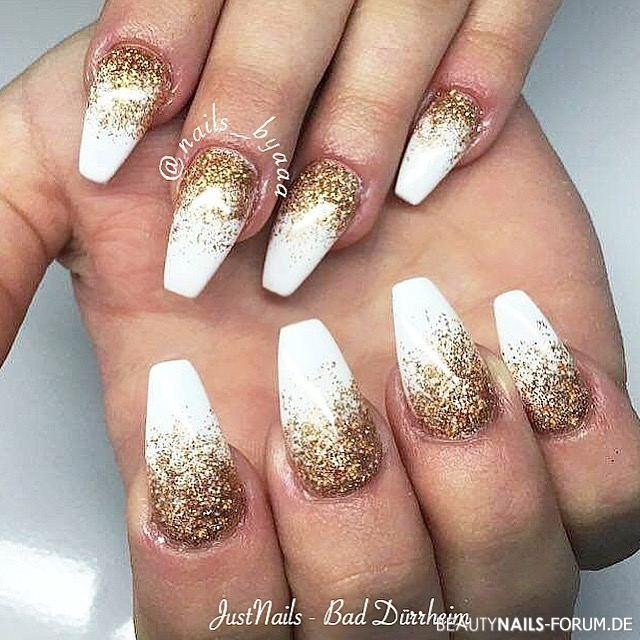 Nageldesign Gold
 Weiß mit Gold Nageldesign