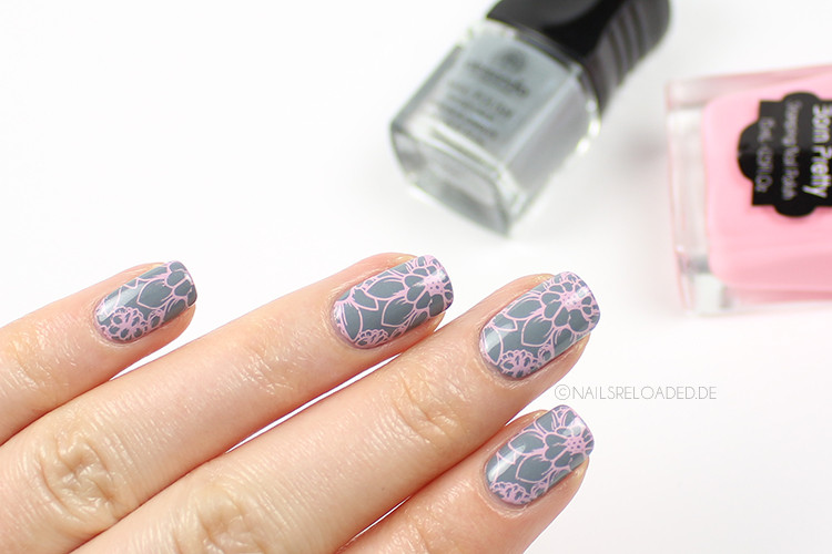 Nageldesign Grau
 nails reloaded Nageldesign grau rosa floral