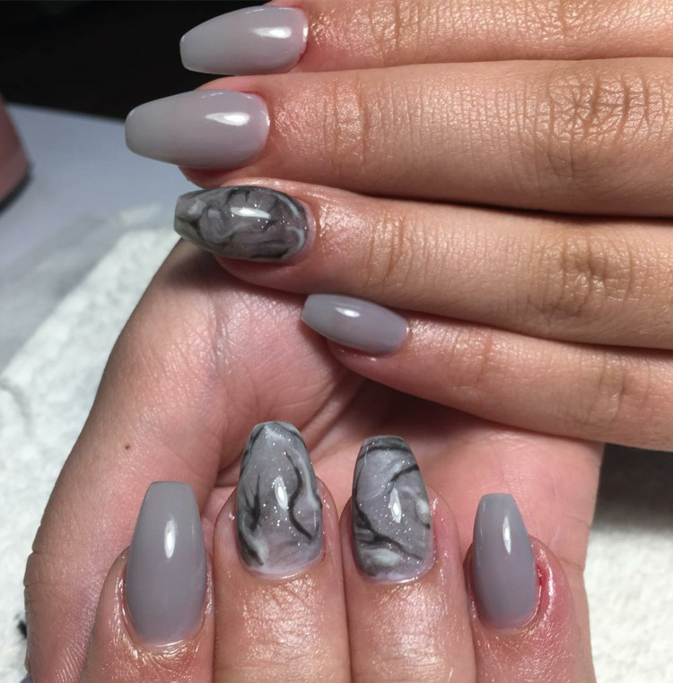 Nageldesign Grau Matt
 Diese Gelnägel in Grau sorgen für einen stylischen