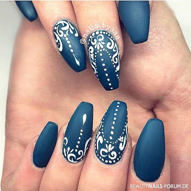 Nageldesign Grau Matt
 Tolles Matt Vintage in blau mit weißen Verzierungen