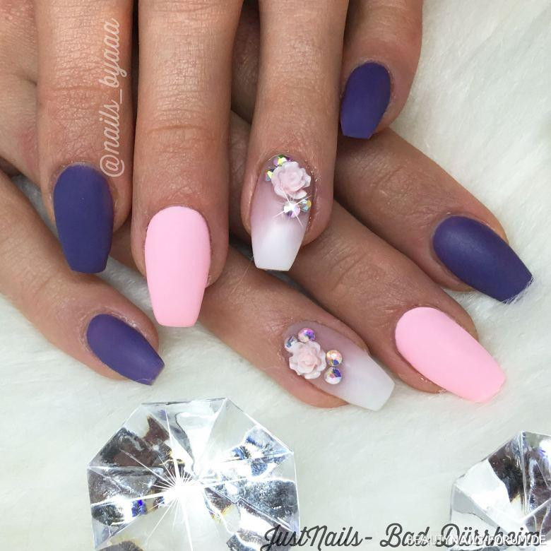 Nageldesign Grau Matt
 Matt mit Rose Nageldesign