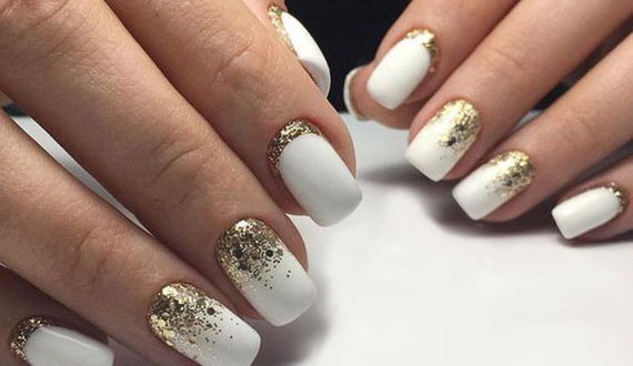 Nageldesign In Weiß
 elegantes nageldesign in weiß mit goldenen glitzern