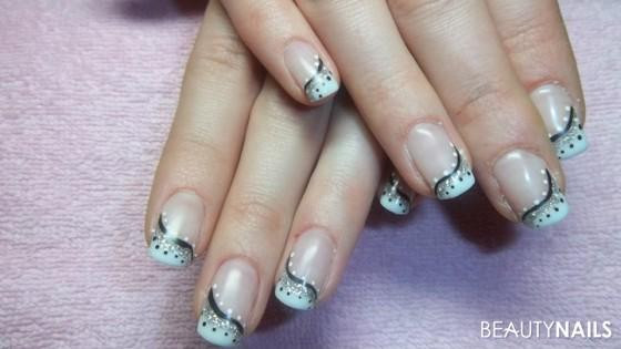 Nageldesign In Weiß
 schwarz weiß Nageldesign