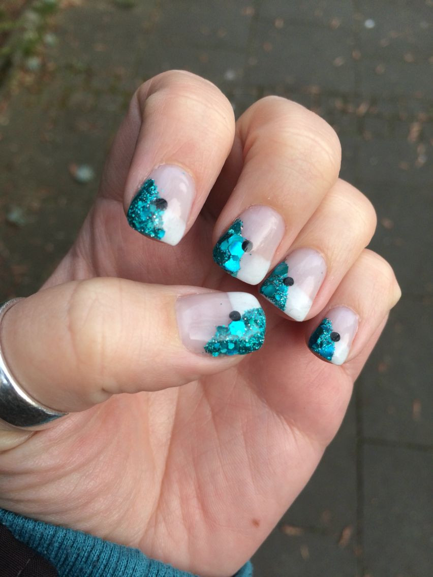 Nageldesign In Weiß
 Nails Nageldesign weiß mit türkisem Glitzer