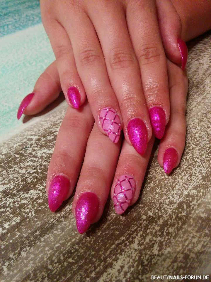 Nageldesign Januar
 Pink mit Karos Nageldesign