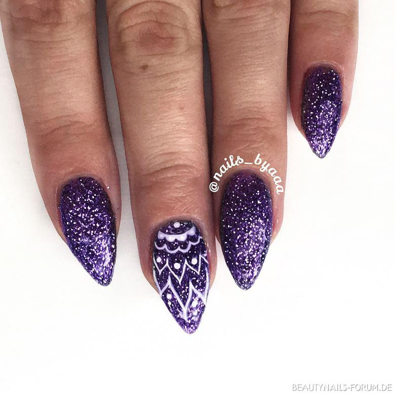 Nageldesign Lila Glitzer
 Nailart Mandala lila mit Glitzer Nageldesign