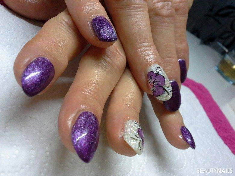 Nageldesign Lila Glitzer
 Lila Glitzer mit Blümchen Gelnägel