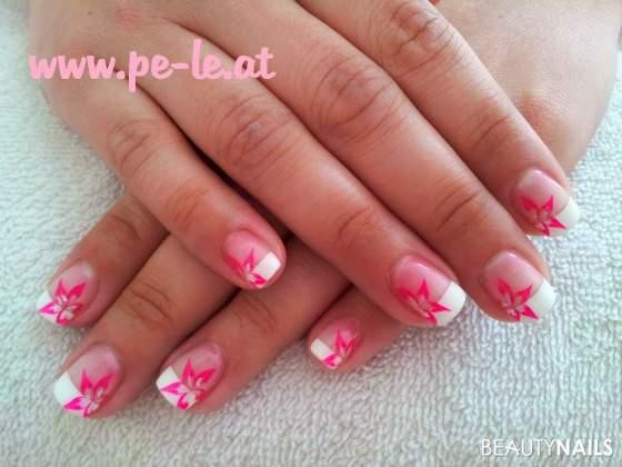 Nageldesign Make Up
 flowerpower Nageldesign