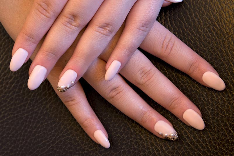 Nageldesign Mandelform
 Mandelform in cream white Look mit UV Nagellack by GDN