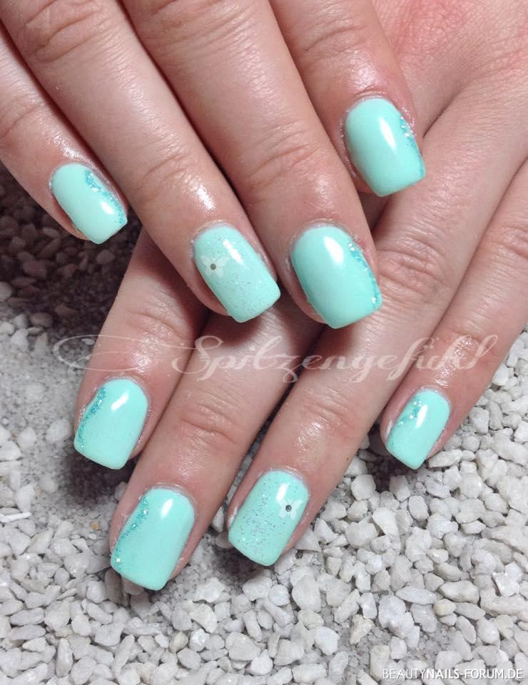 Nageldesign Mint
 Fullcover in Mint mit Schmetterling und Glitzer Gelnägel