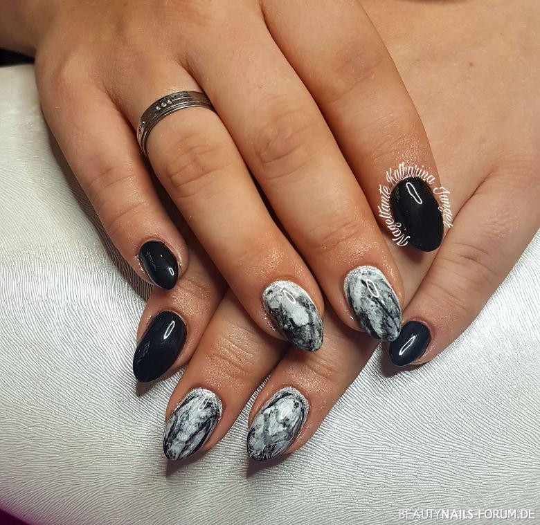 Nageldesign Mit Schwarz
 Fullcover in Schwarz mit Marmoreffekt Nageldesign