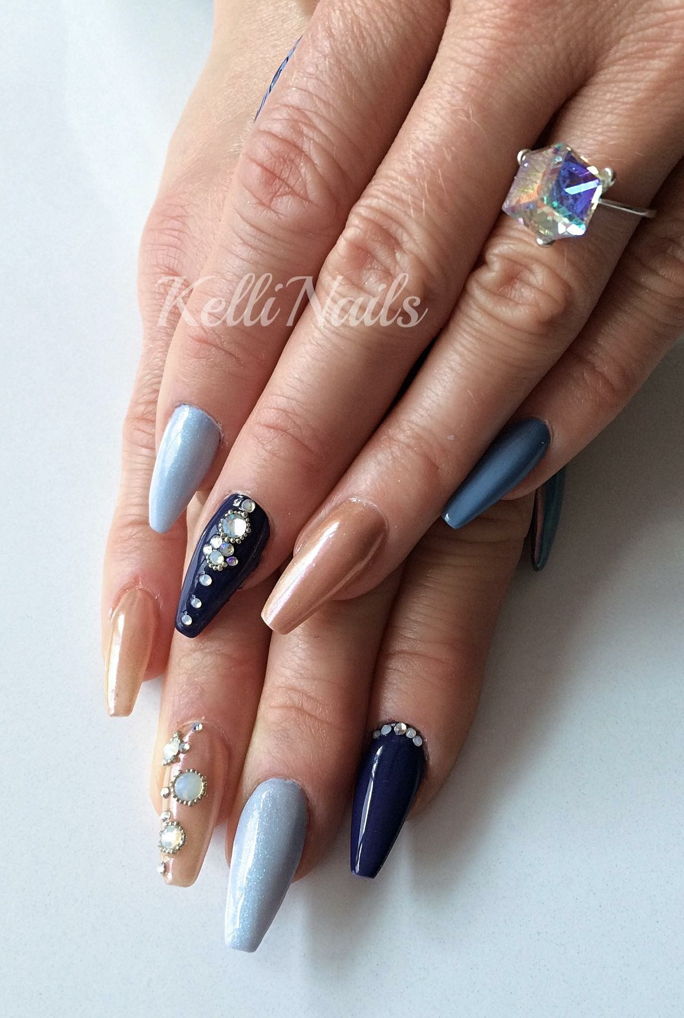 Nageldesign Modern
 Coffin nails Ballerina Nägel in Dunkel und hell Blau