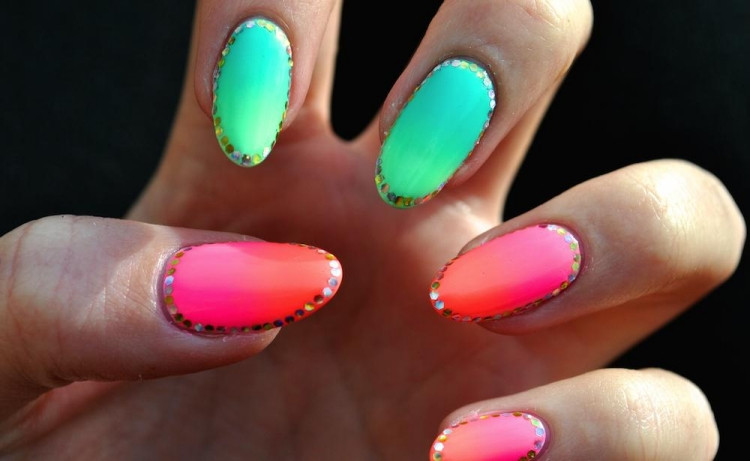 Nageldesign Neonfarben
 Nageldesign Sommer Ideen für einfache Motive und Farben