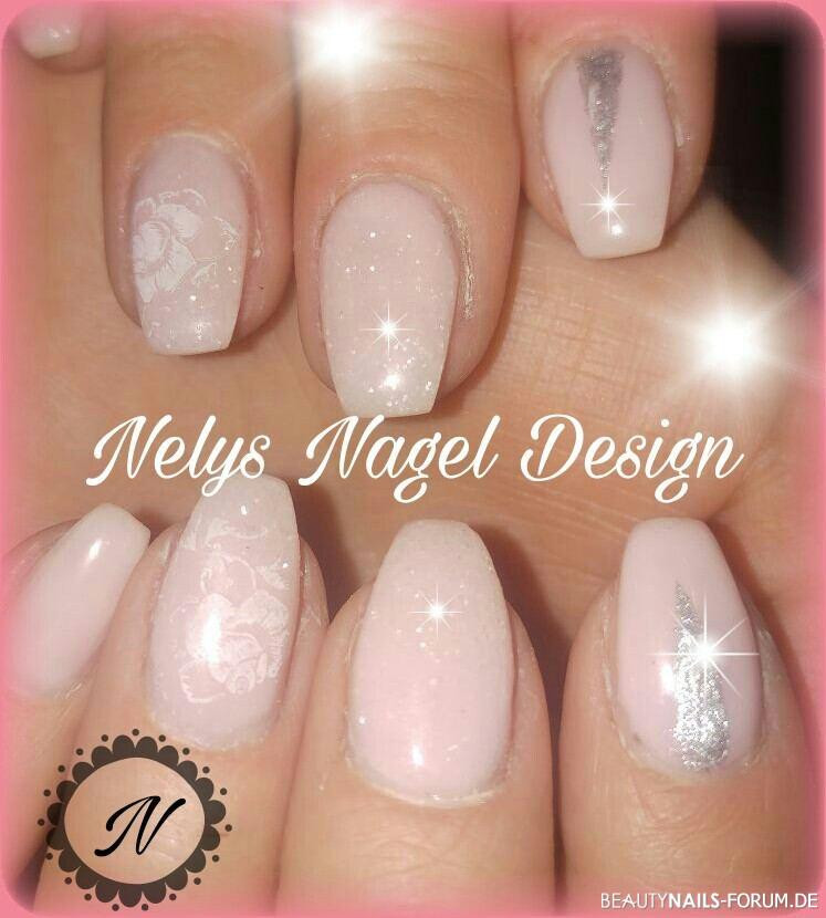 Nageldesign Pastell Glitzer
 Schimmernde Nailart mit Glitzer und Blumenstamping Nageldesign