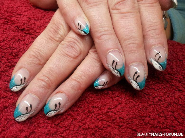 Nageldesign Schnörkel
 French weiß türkis mit Schnörkel Nageldesign