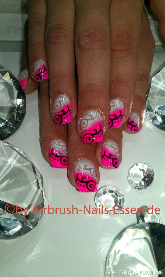 Nageldesign Schnörkel
 French schräg Schwarz Weisse Schnörkel Nageldesign