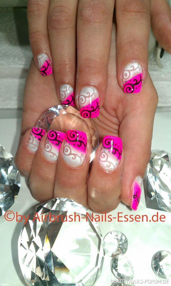 Nageldesign Schnörkel
 French schräg Schwarz Weisse Schnörkel Nageldesign