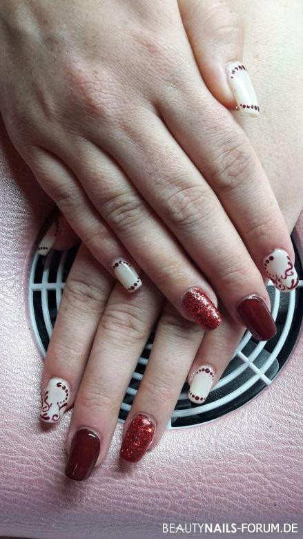 Nageldesign Schnörkel
 Fullcover red creme mit Punkten und Schnörkel Gelnägel