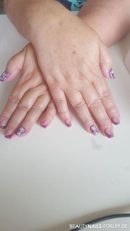 Nageldesign Schnörkel
 Schräges French in lila dezente Schnörkel Nageldesign