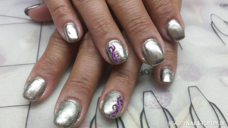 Nageldesign Schnörkel
 silver shine mit Chrome Pigment und Schnörkel Nageldesign