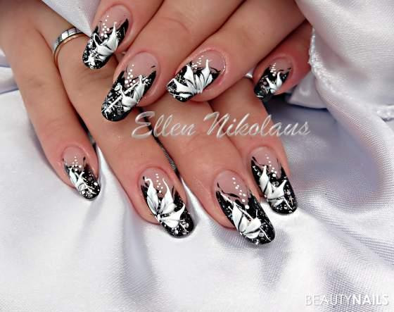 Nageldesign Schwarz Glitzer
 3D Schwarz mit Blumen silber glitzer und Pailetten