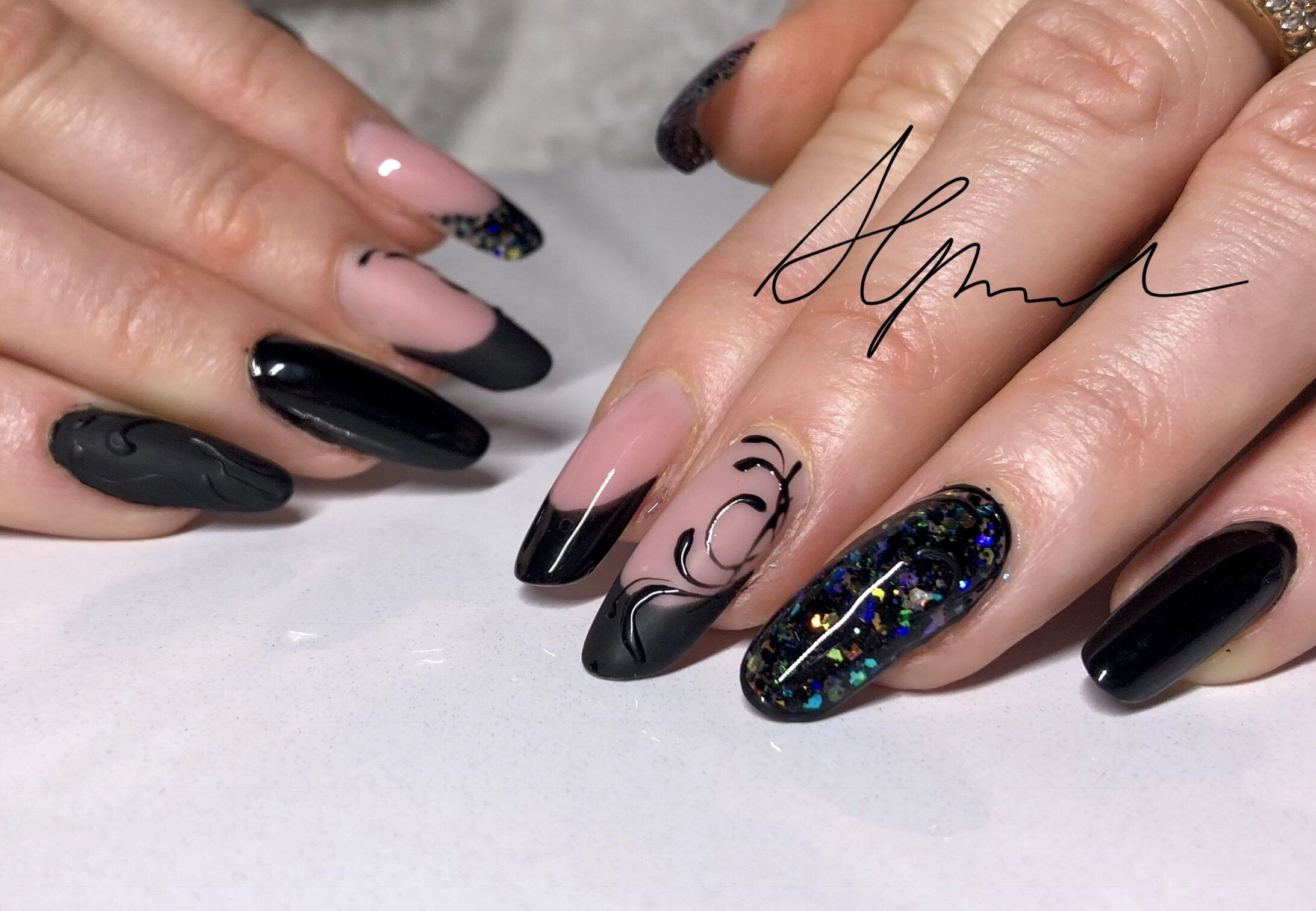 Nageldesign Schwarz Glitzer
 Nailart schwarz Modern nageldesign Nägel matt Nägel