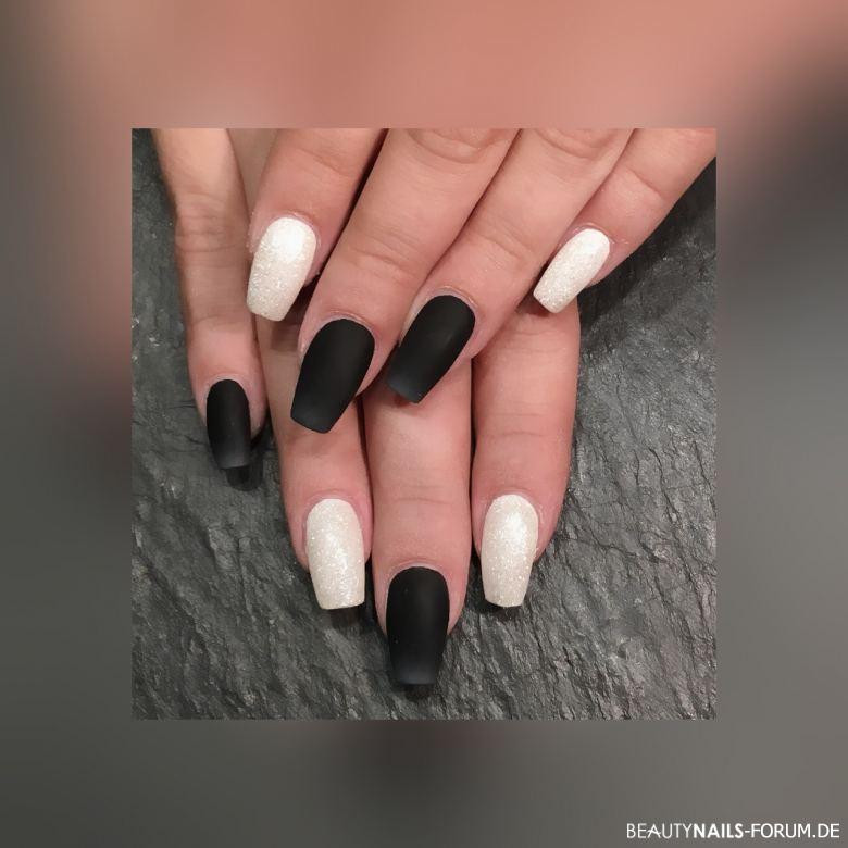 Nageldesign Schwarz Matt
 Schwarz matt und weiß Glitzer schöner Kontrast Nageldesign