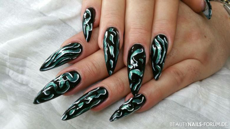 Nageldesign Schwarz Türkis
 Verrücktes abstraktes Muster in schwarz türkis weiß