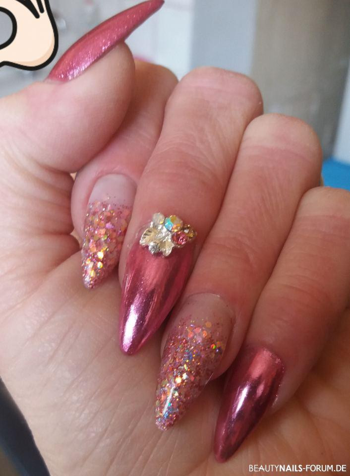 Nageldesign Spitze Form
 Pink Nails mit Glitter und Strass spitze Form Nageldesign