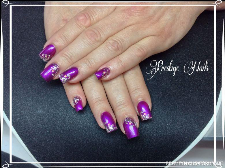 Nageldesign Steinchen
 Naturnagelverstärkung mit Swarovski Steinchen Nageldesign