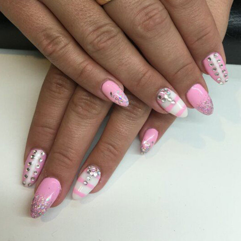 Nageldesign Steinchen
 Laura Nails Nagelstudio Bildergalerie