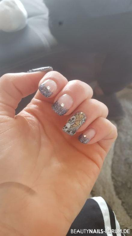 Nageldesign Totenkopf
 Cooles Glitzer French mit Totenkopf Wraps Gelnägel