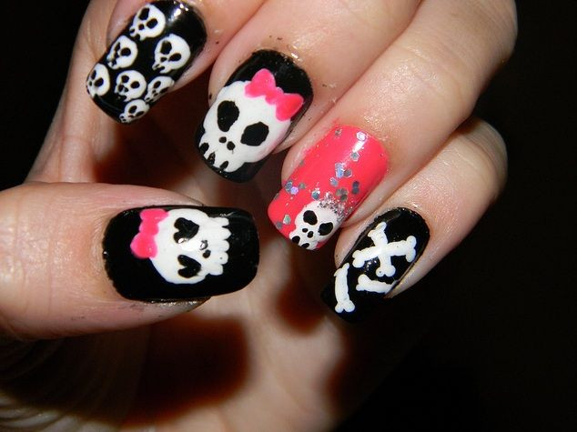 Nageldesign Totenkopf
 Skull nail designs To paint on someone not on me